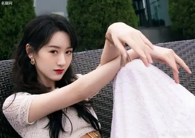 袁冰妍身穿束腰白裙脚踩迪奥尖头高跟展现迷人风采