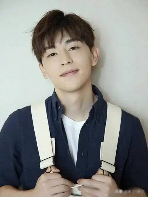 邓伦,这个曾经熠熠生辉的名字,如今已经变得沉重而黯淡.