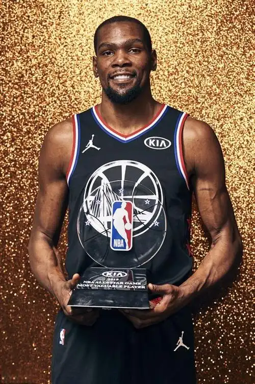 nba全明星正赛杜兰特携mvp奖杯拍摄写真