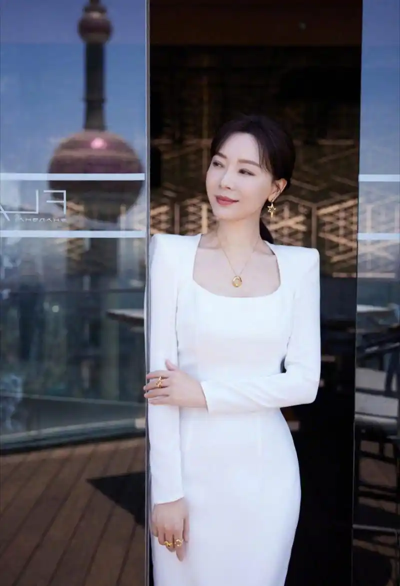 陈数的气质也太好了,一袭白裙,优雅高贵,大方知性,浑身散发着成熟女性