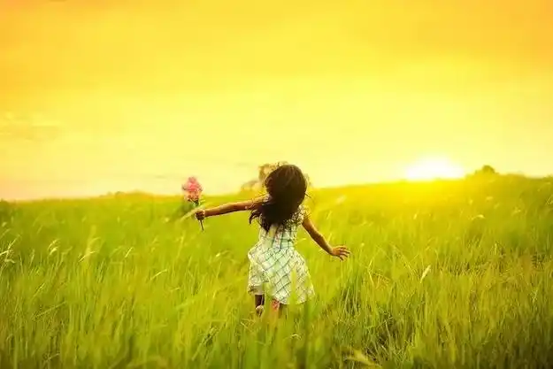 迎着太阳的人物照片,早晨面朝太阳的背影图片-图片大观-奇异网