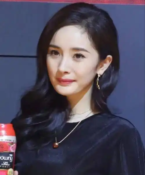 我猜她是换了造型师,今年的大波浪特别适合杨幂的脸型,对比了一下跟她