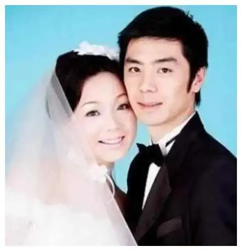 闫妮离婚18年交往3任小男友仍与前夫有来往