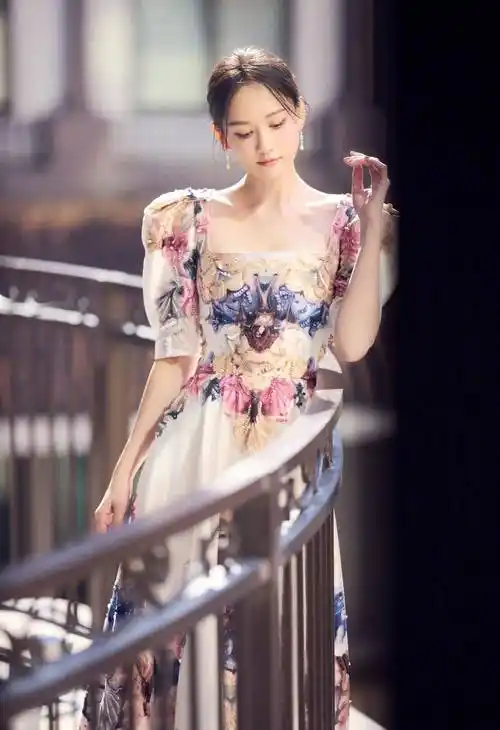 陈乔恩花朵礼服优雅时尚写真_陈乔恩_礼服_花朵