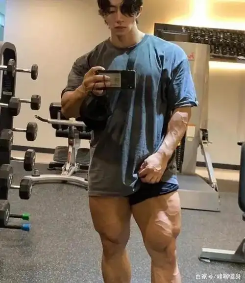 近日某视频上惊现一位强壮的肌肉男,见他肌肉维度,比例,堪称完美