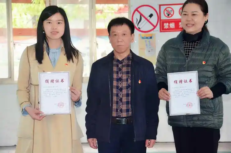 莲花中心校李自新书记为德润园小学,长茅岭小学颁发了捐赠证书,并签订