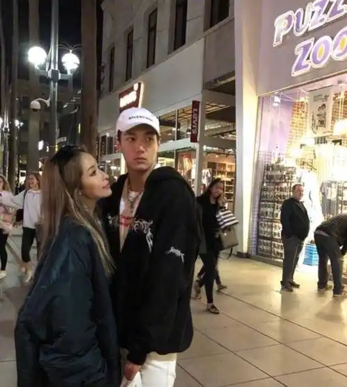 40岁萧亚轩晒与24岁小男友合照,被嘲像母子同框,堪称男版王思聪_网友