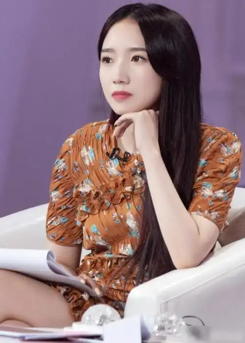 孟美岐的洋葱圈耳环火了搭酒红发色最时尚轻松变成酷女孩