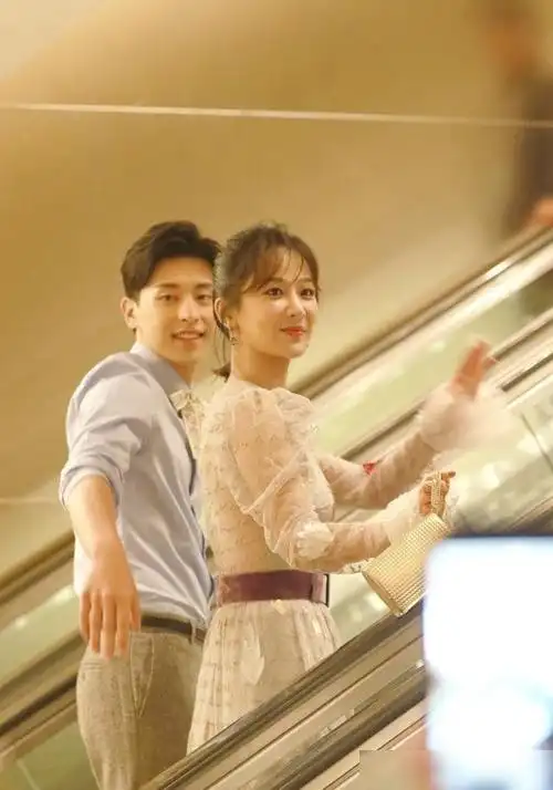 邓伦杨紫出席活动两人造型像情侣装网友直呼香蜜cp太甜了