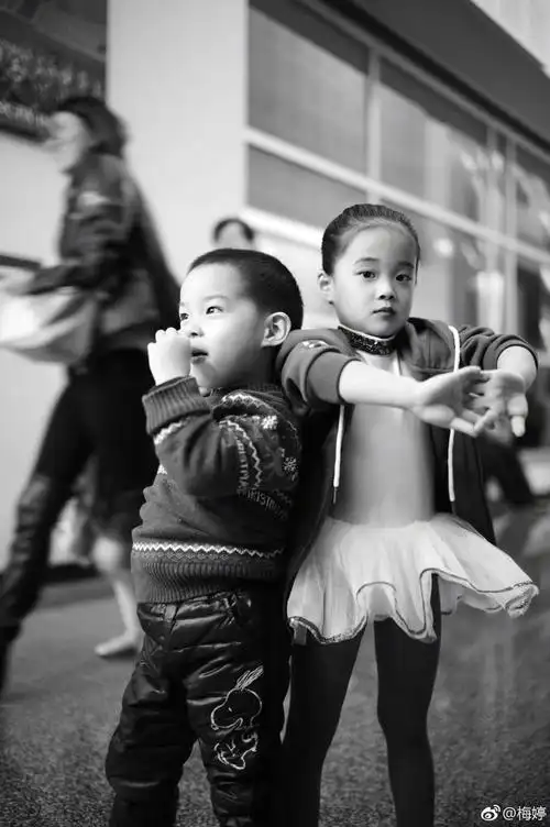 扎着马尾辫的照片更是美到不敢认,完全就是妈妈的缩小版,迷你梅婷即视