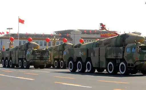 东风-21c导弹方队在国庆大阅兵上接受检阅.徐昱 摄