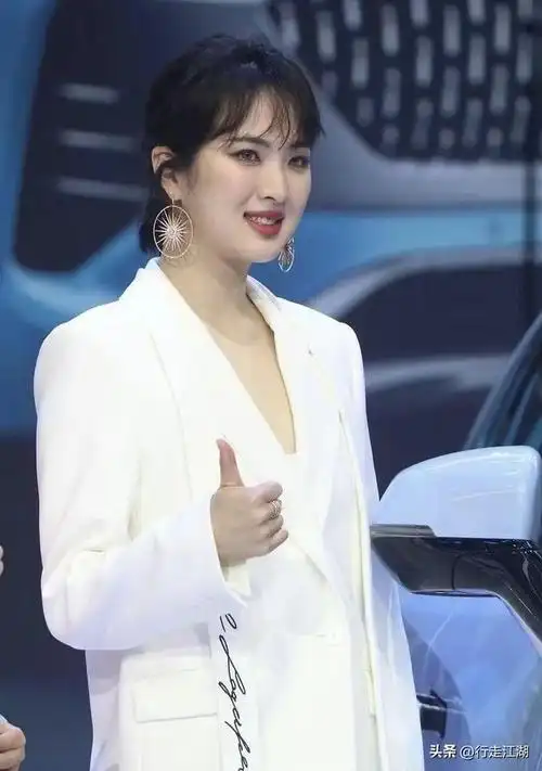 华为公主姚安娜亮相发布会,穿西装略显臃肿,和孟晚舟差远了!