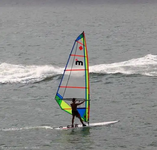 关键词:扬帆的男子 男人 帆船 海浪 大海 人物摄影 人物图库 摄影 350