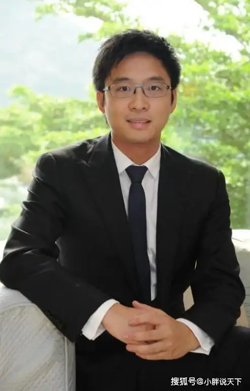 霍启山还是格外引人注意的,能够看出霍启山外形长相俊秀,身高也比哥哥