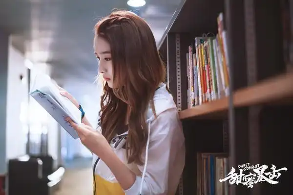 《甜蜜暴击》今日发布"拳"力支持版海报,主演鹿晗,关晓彤与弟弟妹妹