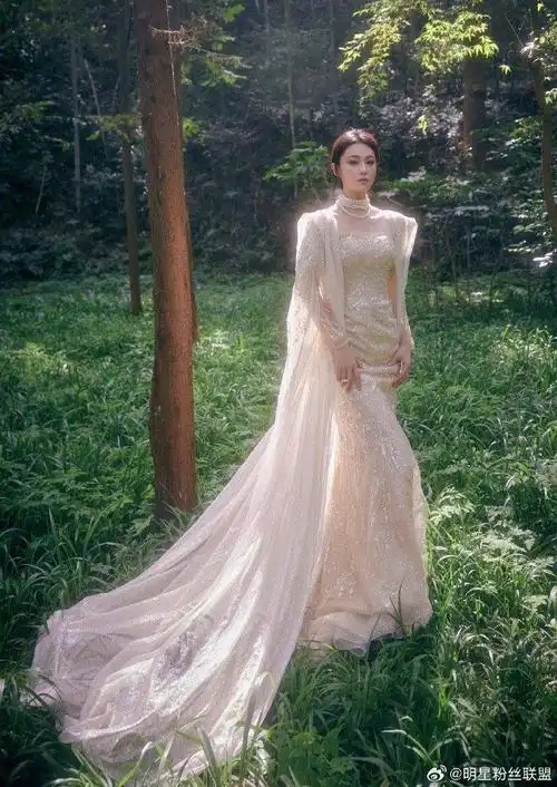 张馨予晒出一组绿野仙踪大片一袭白纱仿佛森林精灵