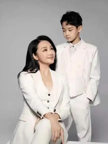 不过曹颖也是不输儿子,在这组照片中,能够看出造影还是非常年轻的