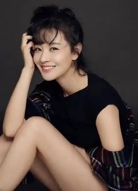 02王维维一组春日时尚大片曝光-一袭黑色连衣裙搭配格子披肩