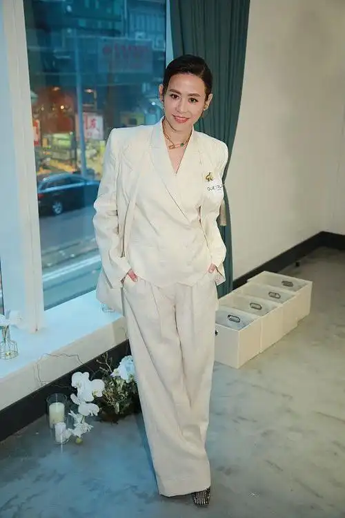 张卫健前女友宣萱好有气质,身穿裸色西装,身段优雅一点不显老