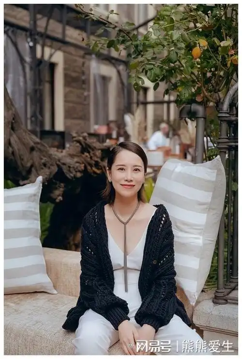 海清素颜回老家亲友聚首网友惊叹她成熟魅力