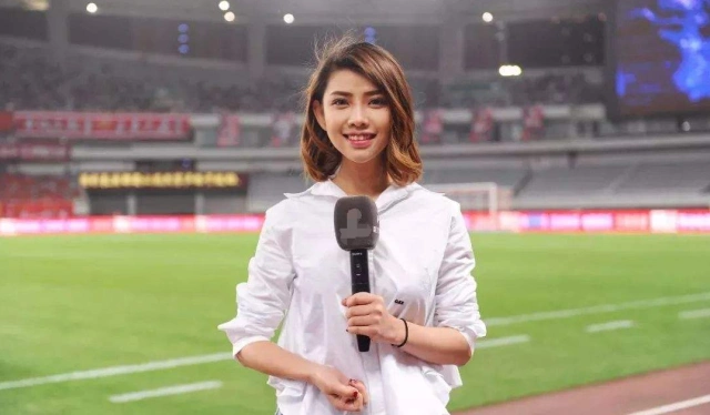 同样是竞技型比赛,体育现场女记者穿正装,电竞比赛女解说穿丝袜