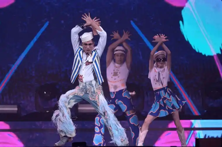 郭富城"梦幻舞林"演唱会澳门开唱,一头红发唱跳风采不减当年_演出