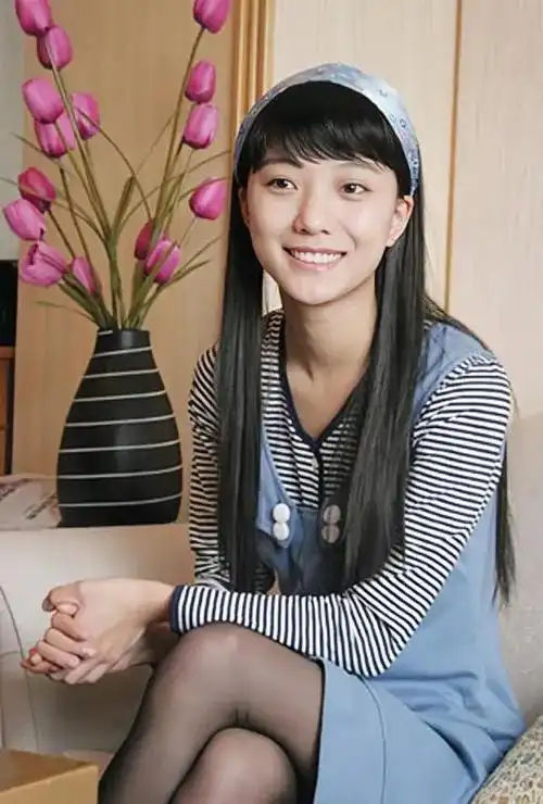 王珞丹身穿白丝,脚踩沙滩,似二十年前的米莱时期