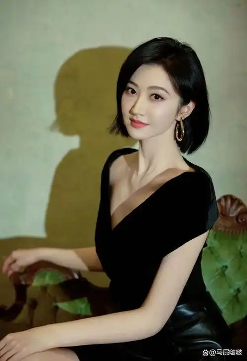 短发景甜,穿黑色v领短裙,有着轻熟美人的韵味