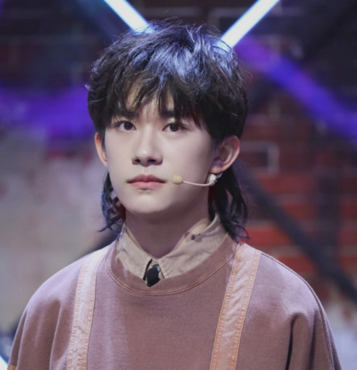 拼接卫衣搭配同色系宽松九分裤,脚踩黑靴,率性青春,解锁港风新发型,又