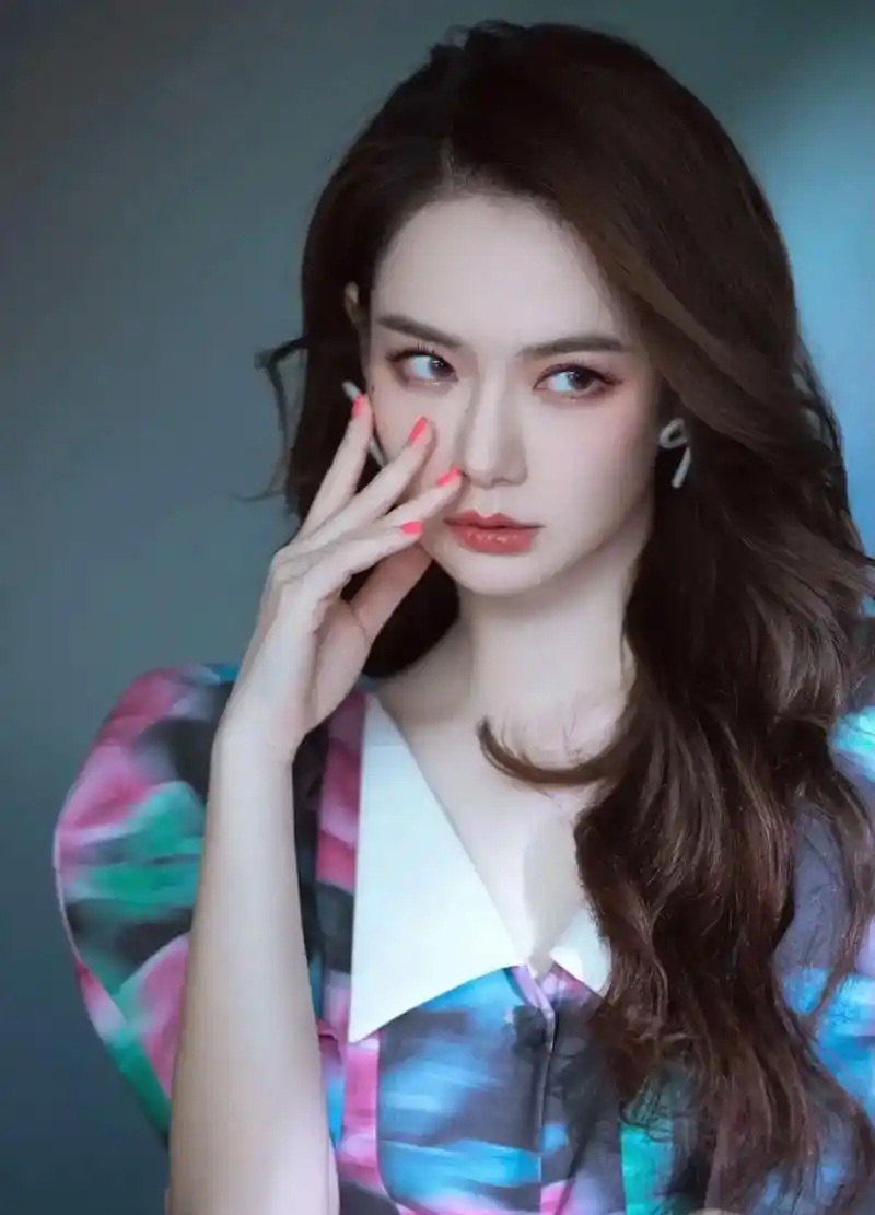 戚薇和女儿lucky太像了吧女儿活泼可爱戚薇妆容性感大方不知道lucky