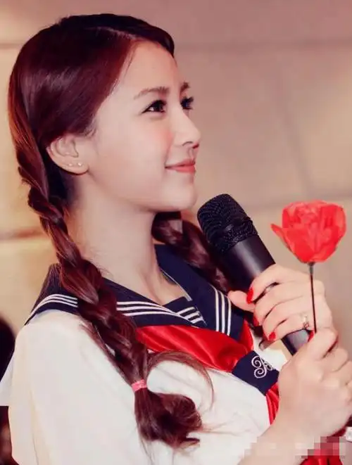 杨颖早年学生造型曝光扎麻花辫穿学生服很灵气果然天生丽质