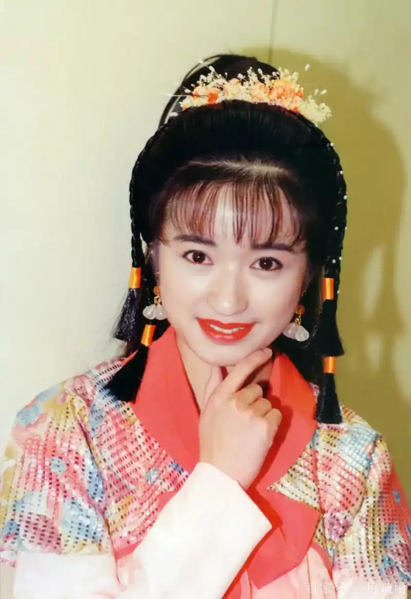 20多年前《日月神剑》"裘菁菁"剧照,网友:还是纯天然的美