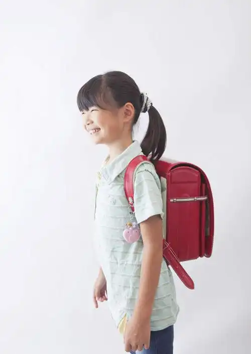 人,儿童,背,一个人,站,笑,微笑,露齿笑,竖图,室内,白天,白色背景,侧面