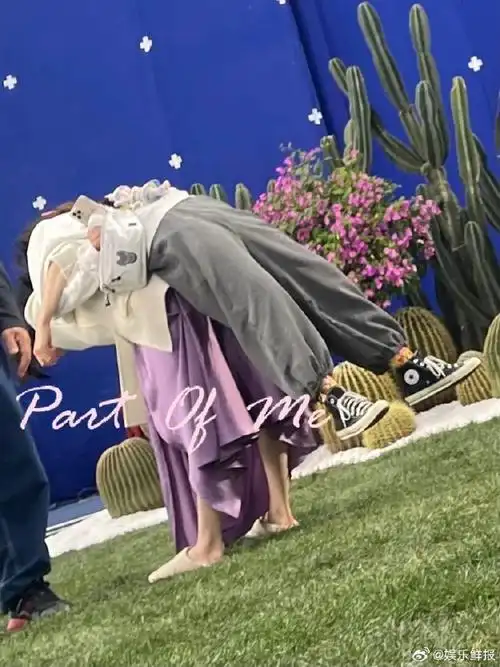 迪丽热巴天使蹲出圈##迪丽热巴把助理背了起来