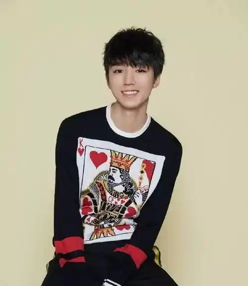 王俊凯胸前的扑克牌很酷,比这更酷的是他的手链图案_演出服_karry