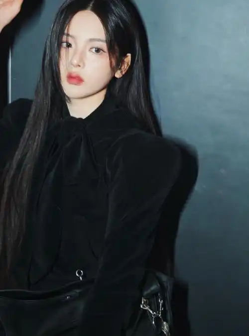 杨超越全黑系穿搭