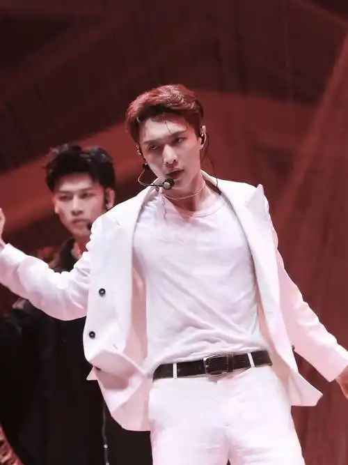 张艺兴演唱会舞蹈动作引争议,被指对女舞伴不尊重