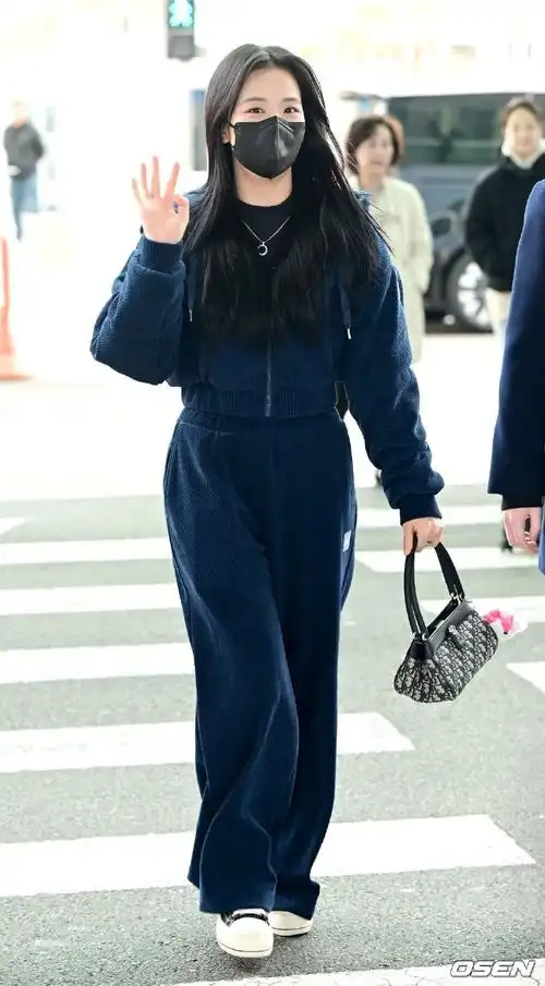 kimjisoo超话#金智秀solo出道1周年快乐#  240322 icn机场出境 新闻图