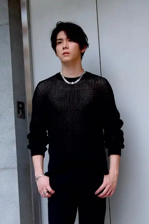 9877去年7月底拍摄"光影之间"写真集时