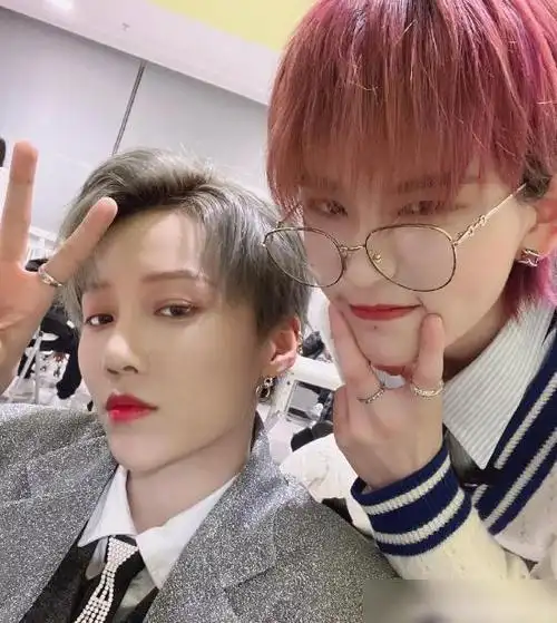 陆柯燃晒the9合照和别人拍一本正经唯独和刘雨昕活泼得像孩子