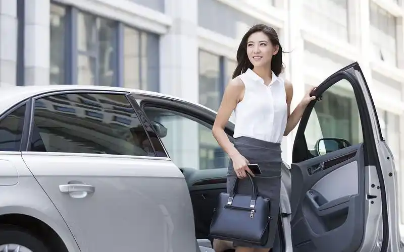 优雅的上下车礼仪