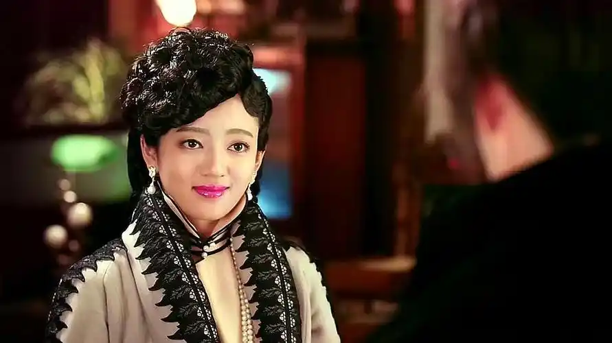 《半妖倾城》精彩片段,倾城娘还未嫁给谭贝勒,就先给他戴了绿帽