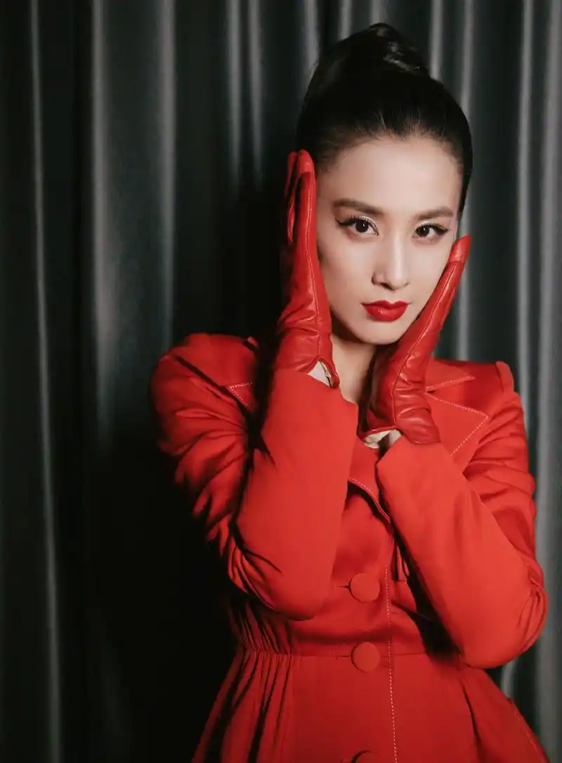 黄圣依红衣优雅气质写真图片38