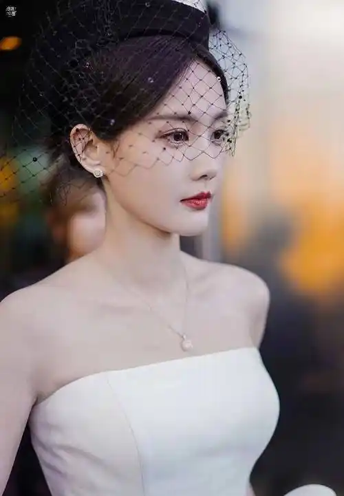 李一桐复古名媛风美照,白色抹胸连衣裙凸显优雅,心里美极了!