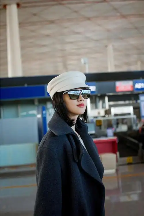 景甜现身北京机场 简约穿搭演绎秋冬chic风