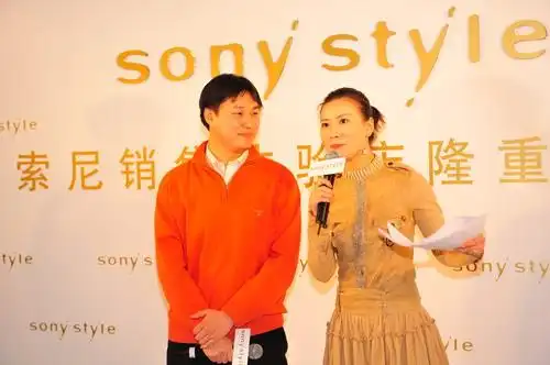 著名主持人海燕和索尼公司田哲先生向大家介绍sonystyle体验店