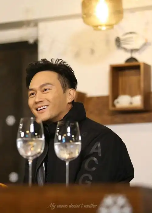 偶遇张智霖玩遥控车