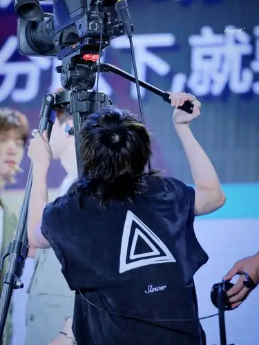 蔡徐坤 狮子头 摄影