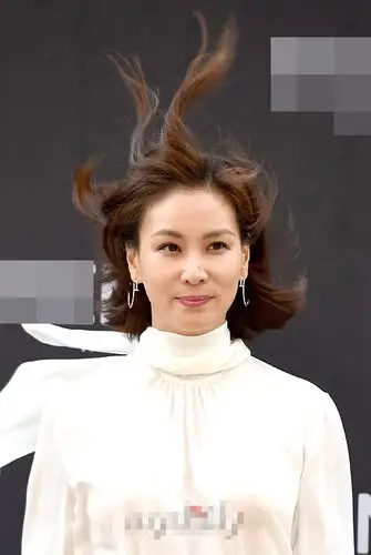 张东健妻子高小英亮相 45岁气质出众阔太范儿