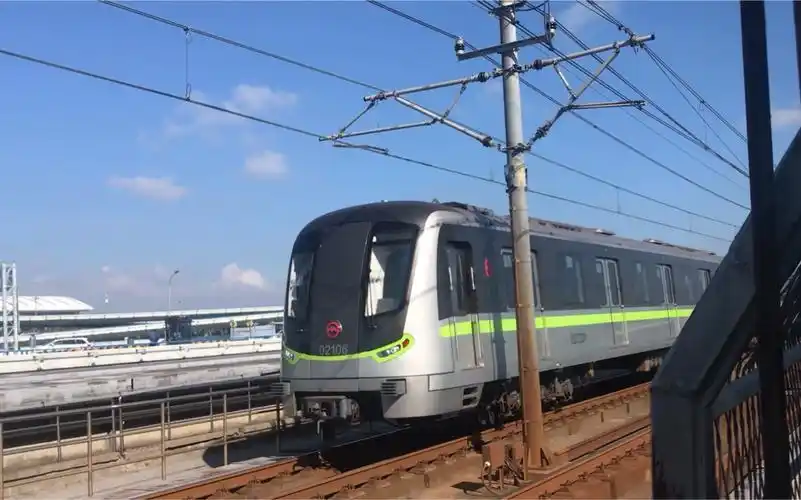 【上海地铁】2号线青鱼0250与绿灯侠02106在pvg交汇_哔哩哔哩_bili